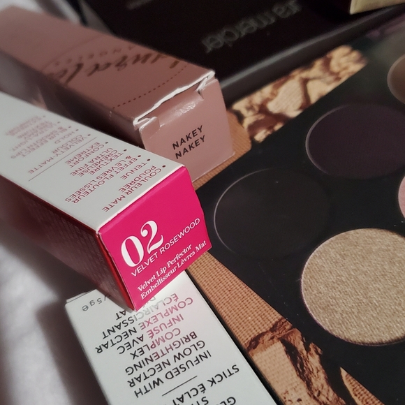 High-End Makeup Bundle - Picture 9 of 15